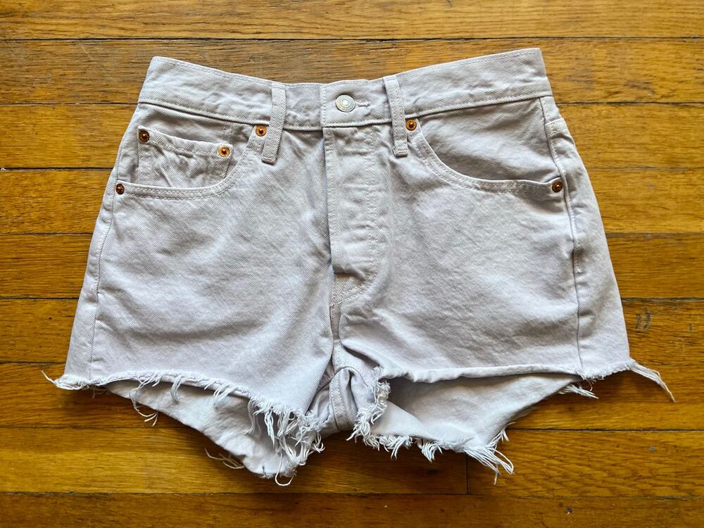 LEVI'S 501 Distressed Cream/Lavender Dyed Button-Fly Shorts sz W27